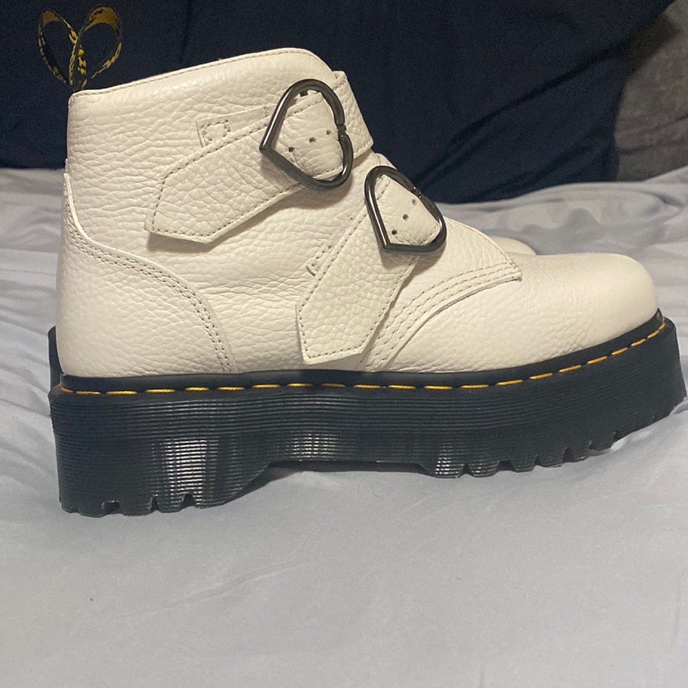 Dr. Martens Devon Heart White